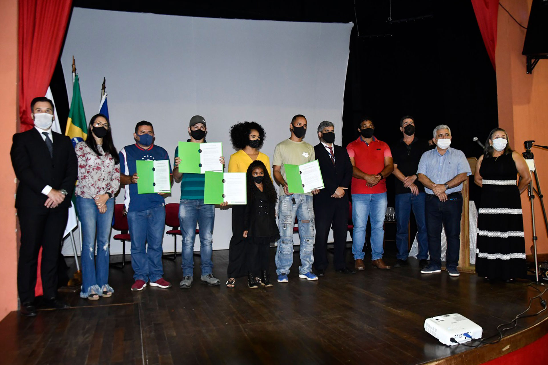 Cinco representantes do bairro receberam os certificados das maos das autoridades do municipio PMI